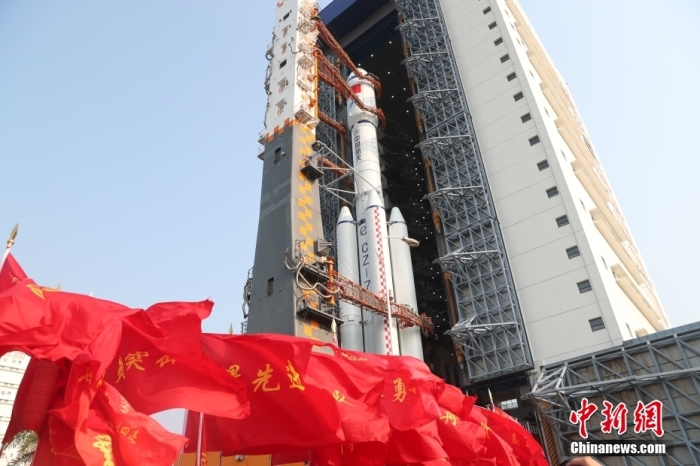 圖為轉(zhuǎn)運現(xiàn)場。攝影 邱立軍 黃國暢