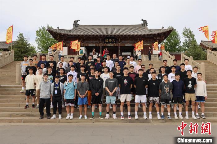 比賽結(jié)束后，兩岸學(xué)生參訪高平炎帝陵。　主辦方供圖