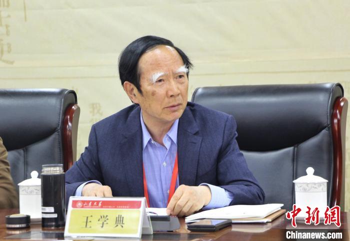 山東大學(xué)儒學(xué)高等研究院執(zhí)行院長(zhǎng)、《文史哲》雜志主編王學(xué)典主持首場(chǎng)主題發(fā)言。　趙曉 攝