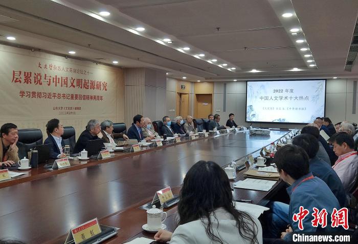 2022年度“中國(guó)人文學(xué)術(shù)十大熱點(diǎn)”在現(xiàn)場(chǎng)發(fā)布?！≮w曉 攝
