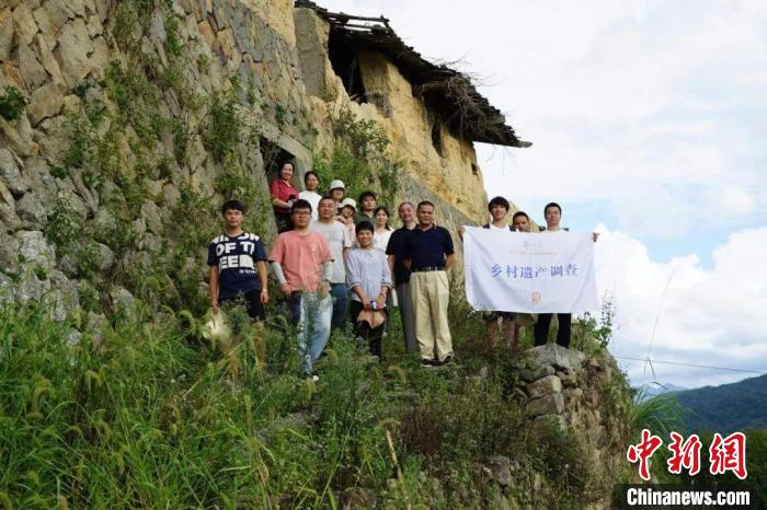 杜曉帆與該中心教師團(tuán)隊(duì)調(diào)研足跡遍布全中國(guó)各省市800多個(gè)城鄉(xiāng)聚落、文化景觀等。　復(fù)旦大學(xué)國(guó)土與文化資源研究中心供圖