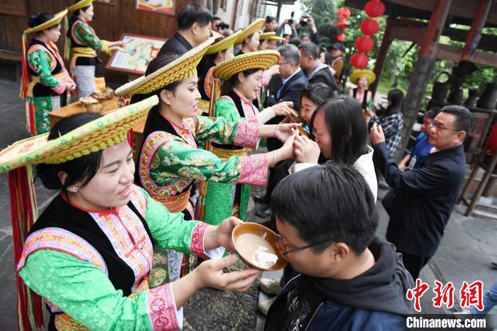 楓香瑤寨村民用攔門(mén)酒熱情迎接客人。　楊華峰 攝