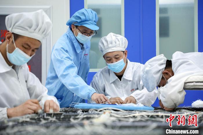 中國電科研究人員開展半剛性太陽電池陣相關(guān)研究測試?！≈袊娍?供圖