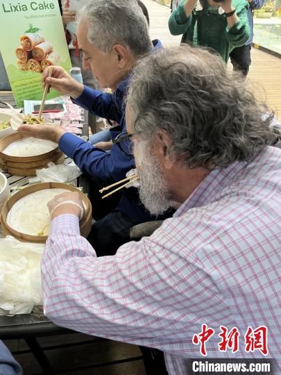 外交官們體驗(yàn)做立夏餅?！∪A東師范大學(xué)供圖