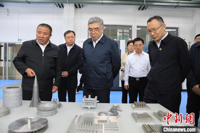 民進中央常務(wù)副主席朱永新率調(diào)研組赴四川開展重點考察調(diào)研。圖為在四川工程職業(yè)技術(shù)學(xué)院考察調(diào)研?！∶襁M中央供圖