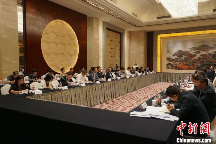 民進中央主席蔡達峰近日率調(diào)研組赴江蘇開展重點考察調(diào)研。圖為在調(diào)研座談會現(xiàn)場?！∶襁M中央供圖