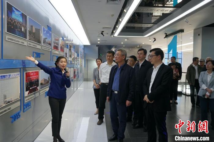 民進中央主席蔡達峰近日率調(diào)研組赴江蘇開展重點考察調(diào)研。圖為在江陰實地考察雙良集團有限公司?！O權(quán) 攝