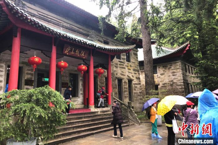 圖為在廬山抗戰(zhàn)博物館外，有不少等待參觀的游客?！蛆i泉 攝