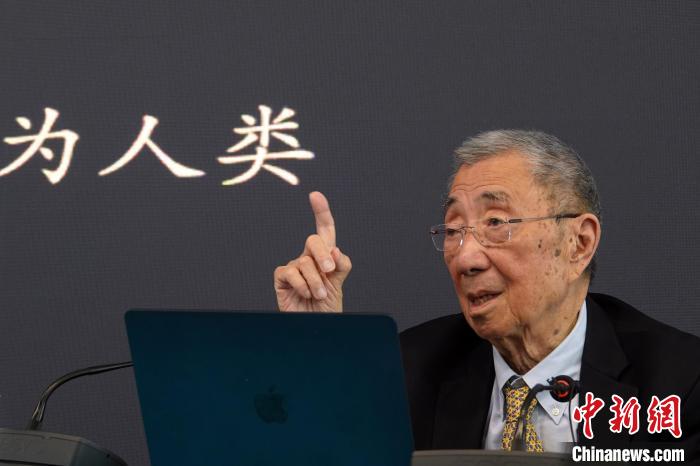 高能論壇上，丁肇中先生與現(xiàn)場聽眾交流?！?lt;a target='_blank' href='/'><p  align=
