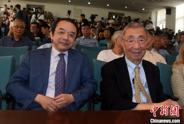 高能論壇開始前，丁肇中先生(右)與主持論壇的中科院高能所所長王貽芳院士合影?！?lt;a target='_blank' href='/'><p  align=