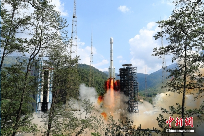 5月17日10時(shí)49分，我國(guó)在西昌衛(wèi)星發(fā)射中心用長(zhǎng)征三號(hào)乙運(yùn)載火箭，成功發(fā)射第五十六顆北斗導(dǎo)航衛(wèi)星。該衛(wèi)星屬地球靜止軌道衛(wèi)星，是我國(guó)北斗三號(hào)工程的首顆備份衛(wèi)星。入軌并完成在軌測(cè)試后，將接入北斗衛(wèi)星導(dǎo)航系統(tǒng)。此次發(fā)射是北斗三號(hào)工程高密度組網(wǎng)之后，時(shí)隔3年的首發(fā)任務(wù)。楊志遠(yuǎn) 攝