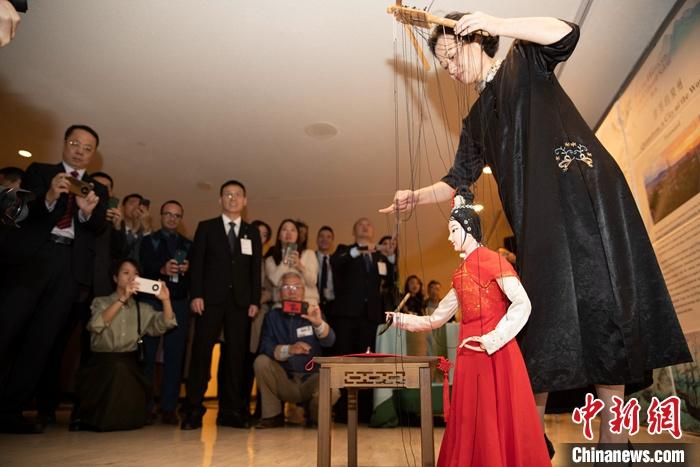 當(dāng)?shù)貢r(shí)間5月19日，中國(guó)常駐聯(lián)合國(guó)代表團(tuán)、中國(guó)文化和旅游部、泉州市人民政府在紐約聯(lián)合國(guó)總部聯(lián)合舉辦“茶和天下·雅集”主題展覽和招待會(huì)。圖為展覽表演泉州提線木偶寫書法。 <a target='_blank' href='/' _fcksavedurl='/'><p  align=