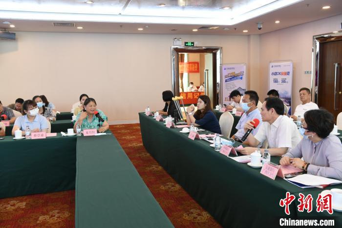 圖為中國銀行廣西分行代表在回應(yīng)桂林歸義生態(tài)農(nóng)業(yè)有限公司總經(jīng)理夏月紅的貸款需求。　蔣雪林 攝