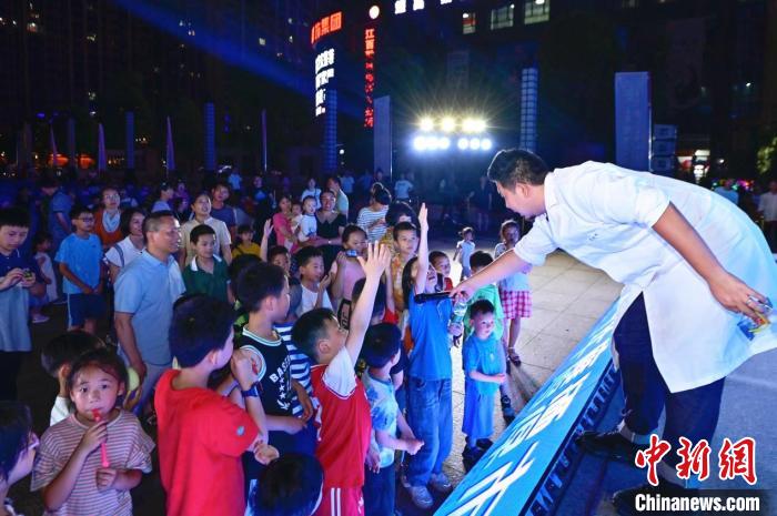 2023年鷹潭市“好奇心”科普節(jié)吸引了不少孩子踴躍參與。　主辦方 供圖