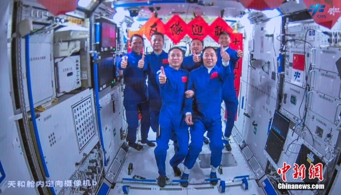 圖為神舟十五號航天員乘組與神舟十六號航天員乘組“全家?！薄Ｖ袊d人航天工程辦公室 供圖