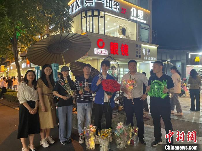 在東陽橫店，宣講團導師、成員與橫店演員(右三)合影?！?東陽市融媒體中心 供圖