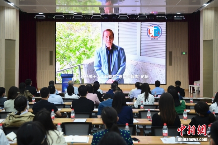 5月30日，<a target='_blank' href='/'>中新社</a>第二屆“東西問智庫”主題論壇在北京舉行，多位中外專家圍繞“AI革命與文明進(jìn)化”展開討論。圖為美國加州理工學(xué)院電氣工程和計(jì)算機(jī)科學(xué)教授、人工智能專家亞瑟·阿布-穆斯塔法通過視頻在論壇上作主旨演講。<a target='_blank' href='/'>中新社</a>記者 田雨昊 攝
