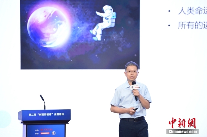 5月30日，<a target='_blank' href='/'>中新社</a>第二屆“東西問智庫”主題論壇在北京舉行，多位中外專家圍繞“AI革命與文明進(jìn)化”展開討論。圖為北京大學(xué)新聞與傳播學(xué)院教授胡泳在論壇上作主旨演講。<a target='_blank' href='/'>中新社</a>記者 田雨昊 攝