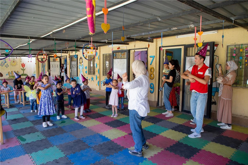 圖為中埃青年志愿者在埃及新開羅幼兒園開展“志愿服務(wù)伴成長，中埃攜手慶六一”活動。中建埃及分公司供圖