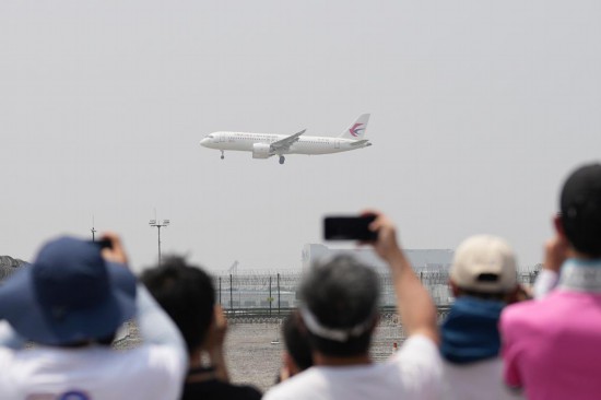 5月28日，C919首個(gè)商業(yè)航班東航MU9191飛抵北京首都國(guó)際機(jī)場(chǎng)。新華社記者鞠煥宗攝