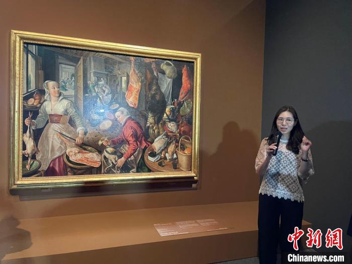 當(dāng)?shù)貢r間6月1日，韓國國立中央博物館講解員在向游客講解畫作?！∪f佳欣 攝