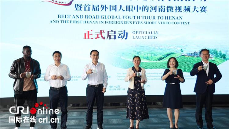 與會嘉賓共同舉杯啟動活動。賈親親 攝