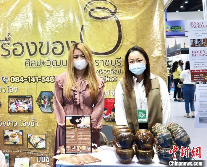 泰國(guó)舉辦規(guī)模最大旅游B2B銷售活動(dòng)對(duì)接全球旅游業(yè)，圖為交易會(huì)上的陶瓷工藝品展位。 王賢思 攝