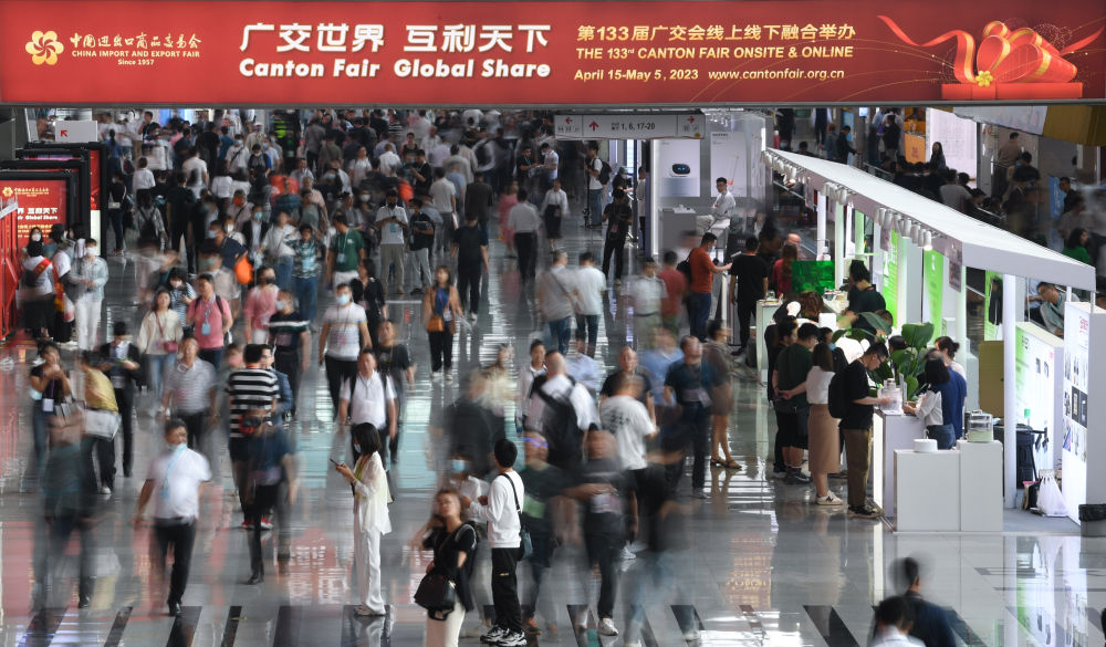這是4月15日拍攝的廣交會現(xiàn)場。第133屆中國進出口商品交易會（廣交會）全面恢復線下展，吸引220多個國家和地區(qū)的數(shù)十萬采購商報名參會。新華社記者 鄧華 攝