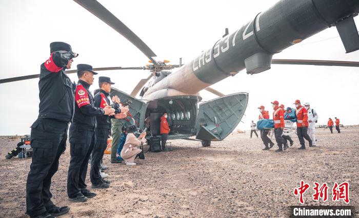 圖為阿拉善邊境管理支隊(duì)民警目送航天員登機(jī)離開。　曠靖 攝