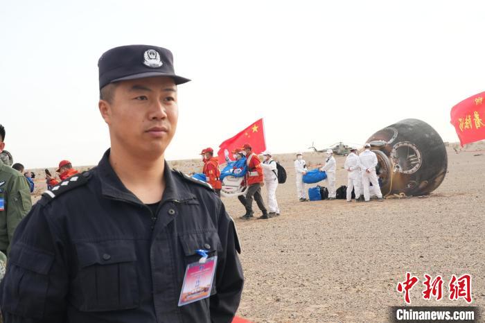 圖為阿拉善邊境管理支隊(duì)民警在著陸場(chǎng)開展安保工作?！埥?攝
