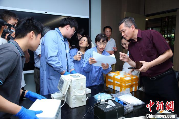 科研人員清點(diǎn)、查看隨神舟十五號(hào)返回地面的空間科學(xué)實(shí)驗(yàn)樣品?！≈锌圃嚎臻g應(yīng)用中心 供圖