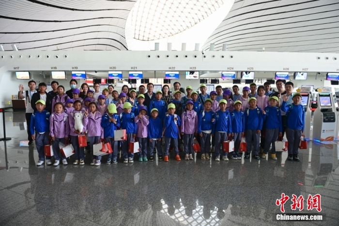6月4日清晨，在數(shù)天充實(shí)的行程之后，“青海玉樹(shù)藏族青少年北京行”活動(dòng)的40名藏族孩子踏上了歸程。圖為藏族孩子們?cè)跈C(jī)場(chǎng)合影留念。<a target='_blank' href='/' _fcksavedurl='/'><p  align=