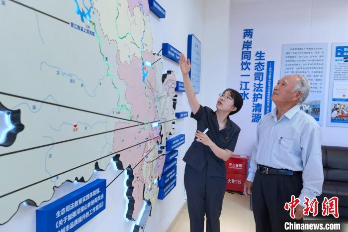金門同胞參觀金門供水水源生態(tài)司法保護基地。　孫虹 攝
