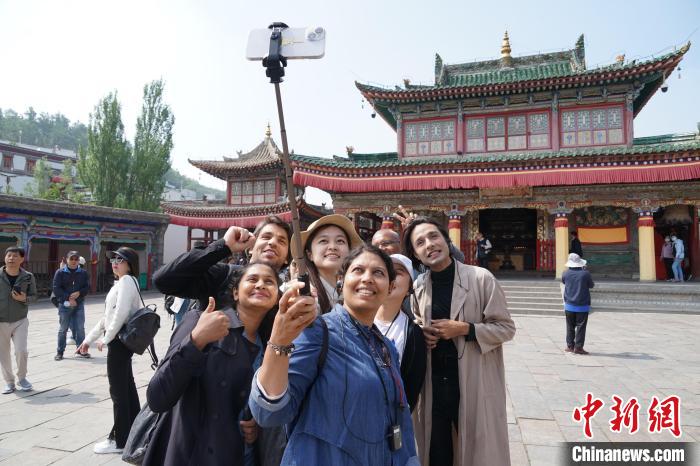 圖為外國記者在塔爾寺合影?！●R銘言 攝