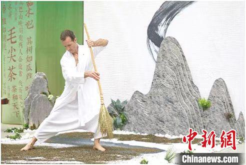 圖為《信陽毛尖·茶舞》沉浸式藝術(shù)表演?！⌒抨柺形麄鞑抗﹫D