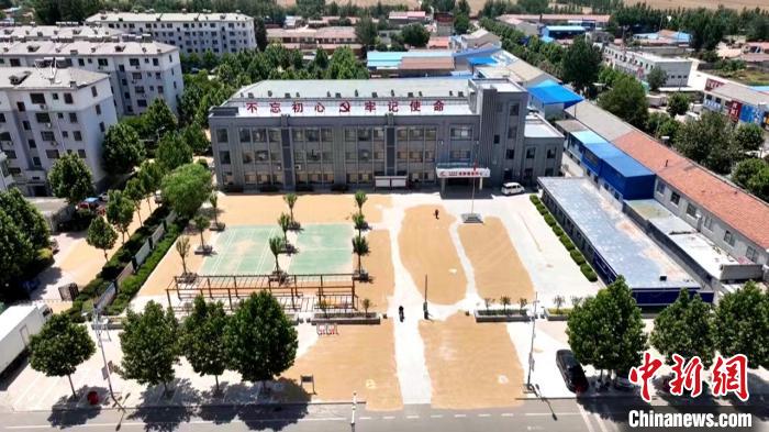德州陵城區(qū)開放1297處鎮(zhèn)村公共場地，緩解農(nóng)民曬糧難題?！×瓿菂^(qū)委宣傳部供圖