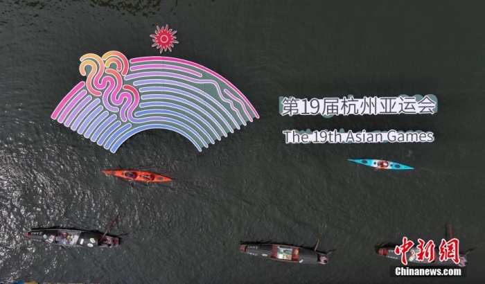 資料圖為烏篷船和皮劃艇從杭州亞運(yùn)會(huì)標(biāo)識(shí)前劃過。王剛 攝