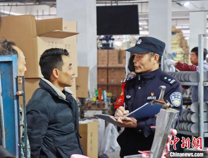 3月30日，大興派出所民警來(lái)到轄區(qū)中小企業(yè)，開(kāi)展“為民為企為項(xiàng)目”走訪活動(dòng)?！『戏示焦﹫D