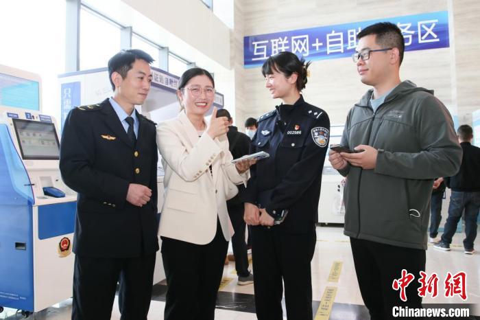 4月10日，安徽合肥，一家運(yùn)輸企業(yè)負(fù)責(zé)人在工作人員的指導(dǎo)下，使用小程序辦理車管業(yè)務(wù)?！『戏示焦﹫D