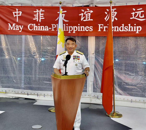 菲海軍司令阿達(dá)奇代表菲馬科斯總統(tǒng)歡迎“戚繼光”艦到訪(fǎng)。中國(guó)駐菲律賓大使館供圖