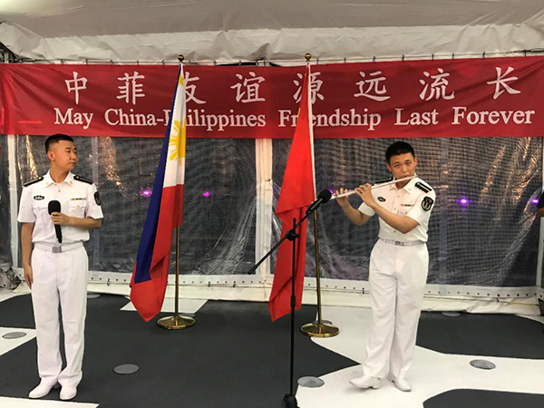 艦上官兵表演歌舞、民樂(lè)、武術(shù)等節(jié)目。中國(guó)駐菲律賓大使館供圖