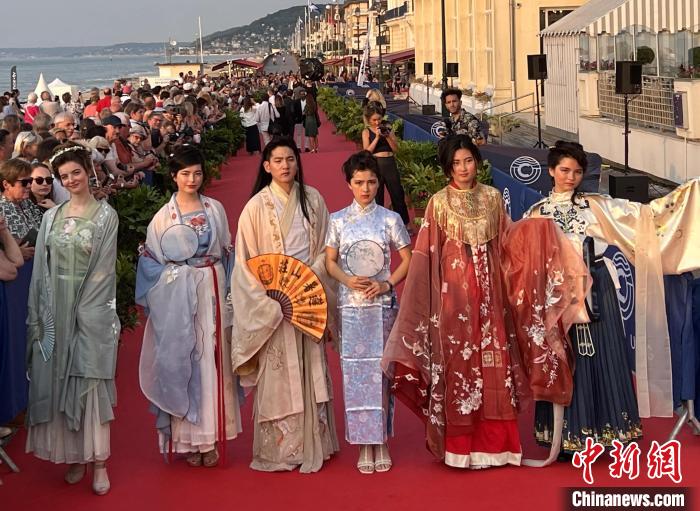 當(dāng)?shù)貢r(shí)間6月16日，2023年卡布爾電影節(jié)中國(guó)日活動(dòng)舉行?！≈鬓k方供圖