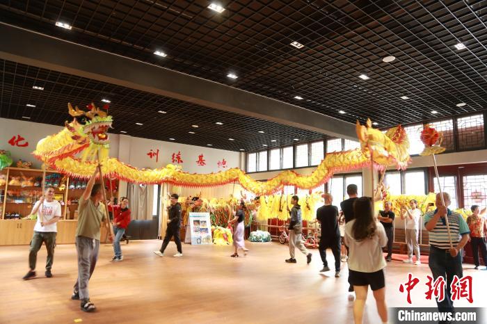 臺(tái)胞臺(tái)屬體驗(yàn)舞龍。　周蔚娜供圖