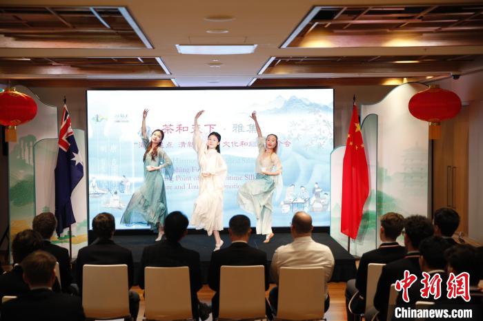 澳大利亞悉尼中學(xué)生參加“茶和天下”雅集文化體驗活動。圖為悉尼夕月組合的茶舞表演《福茶香飄》?！☆檿r宏 攝