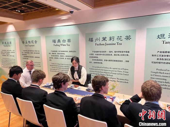澳大利亞悉尼中學(xué)生參加“茶和天下”雅集文化體驗活動?！☆檿r宏 攝