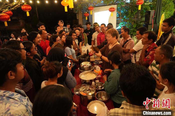 現(xiàn)場包粽子教學(xué)。陶暹光攝