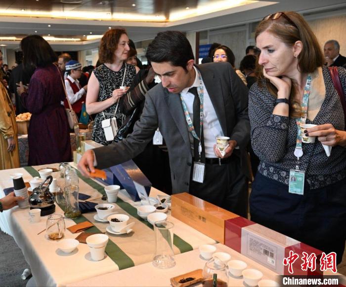 現(xiàn)場觀眾觀看中國展臺(tái)茶藝表演、了解茶文化?！【笜?攝