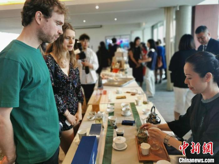 現(xiàn)場觀眾觀看中國展臺(tái)茶藝表演、了解茶文化?！【笜?攝