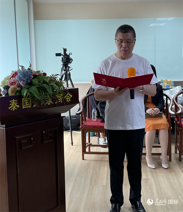 泰國浙江商會(huì)會(huì)長祁曉云受泰國華僑華人和駐泰各級(jí)商會(huì)機(jī)構(gòu)委托發(fā)出倡議，華僑華人群體將積極助力亞運(yùn)會(huì)舉行。人民網(wǎng)記者 劉慧攝