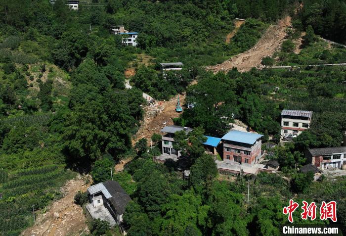 圖為航拍重慶萬州救援現(xiàn)場?！￡惓?攝